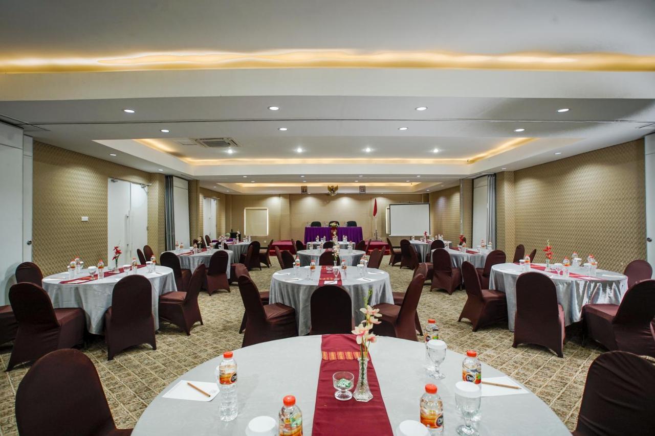 Hotel Royal Regantris Cendana Surabaya Exterior foto