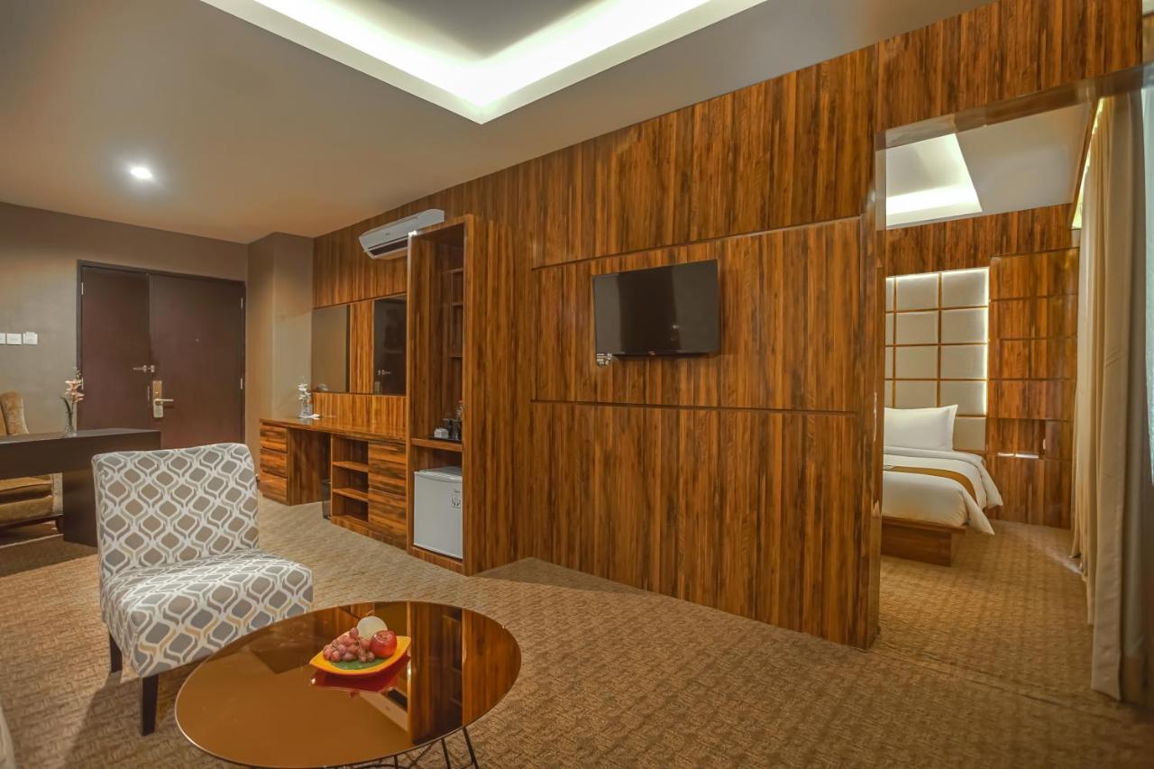 Hotel Royal Regantris Cendana Surabaya Exterior foto