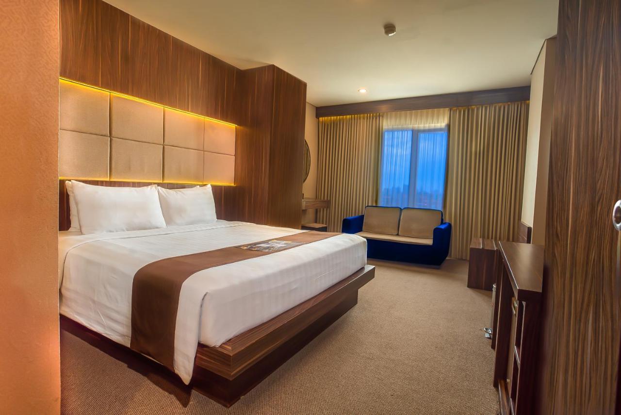 Hotel Royal Regantris Cendana Surabaya Exterior foto