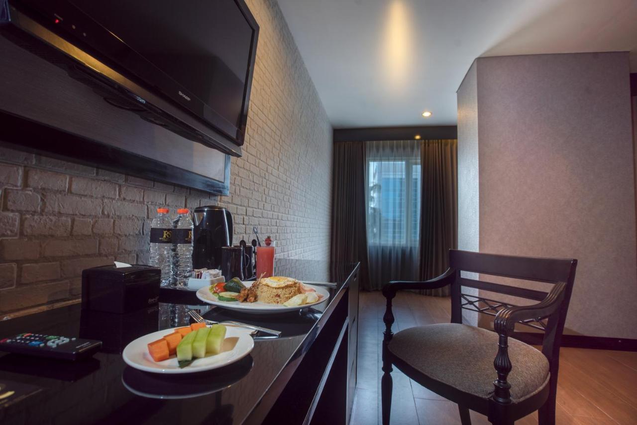 Hotel Royal Regantris Cendana Surabaya Exterior foto