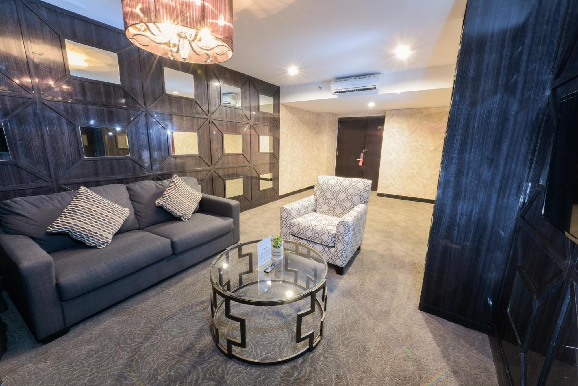 Hotel Royal Regantris Cendana Surabaya Exterior foto