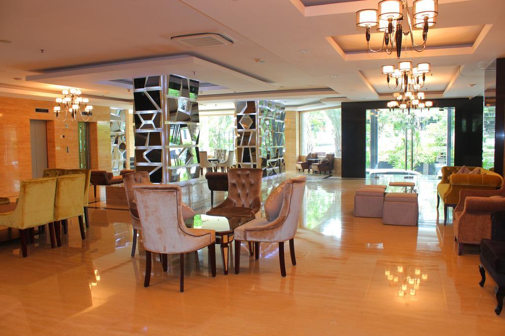 Hotel Royal Regantris Cendana Surabaya Exterior foto