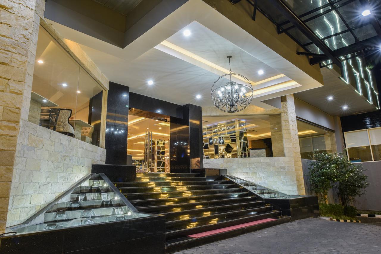 Hotel Royal Regantris Cendana Surabaya Exterior foto